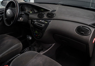 Подержанный автомобиль Ford Focus Sedan 2004 года (9 фото)