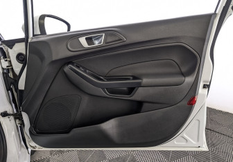 Подержанный автомобиль Ford Fiesta Sedan 2015 года (19 фото)