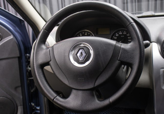 Подержанный автомобиль Renault Logan Sedan 2010 года (16 фото)