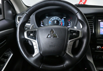 Подержанный автомобиль Mitsubishi Montero Sport 2022 года (10 фото)