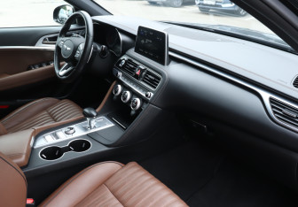 Подержанный автомобиль Genesis G70 2020 года (9 фото)