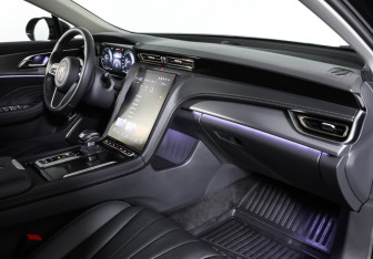 Подержанный автомобиль Hongqi H5 2024 года (11 фото)