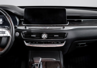Подержанный автомобиль Kia K900 2019 года (13 фото)