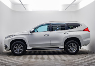 Подержанный автомобиль Mitsubishi Pajero Sport 2016 года (8 фото)