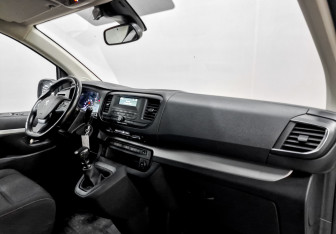 Подержанный автомобиль Peugeot Traveller 2022 года (11 фото)