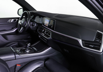 Подержанный автомобиль BMW X5 2022 года (10 фото)