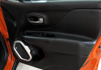 Подержанный автомобиль Jeep Renegade 2016 года (25 фото)