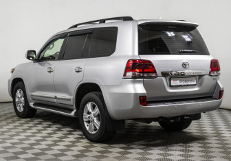 Подержанный автомобиль Toyota Land Cruiser Suv 2013 года (7 фото)