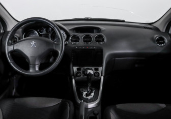 Подержанный автомобиль Peugeot 308 Hatchback 2012 года (12 фото)