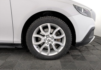 Подержанный автомобиль Volvo V40 Hatchback 2016 года (18 фото)