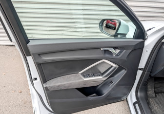 Подержанный автомобиль Audi Q3 2023 года (19 фото)