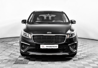 Подержанный автомобиль Kia Carnival 2019 года (2 фото)