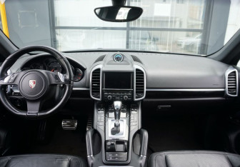 Подержанный автомобиль Porsche Cayenne 2011 года (12 фото)