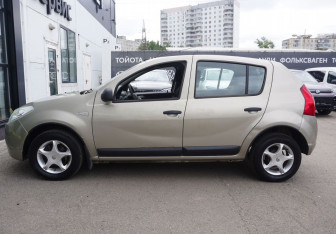 Подержанный автомобиль Renault Sandero 2010 года (8 фото)
