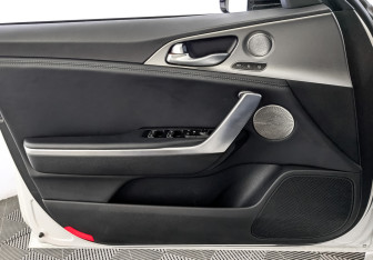 Подержанный автомобиль Kia Stinger 2018 года (19 фото)