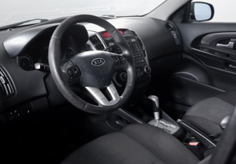 Подержанный автомобиль Kia Ceed Hatchback 2010 года (14 фото)