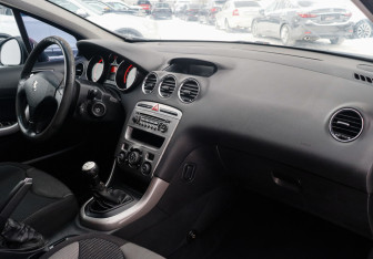 Подержанный автомобиль Peugeot 308 Hatchback 2009 года (9 фото)