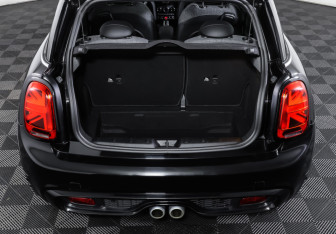 Подержанный автомобиль MINI Hatch 2020 года (10 фото)