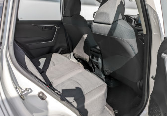 Подержанный автомобиль Toyota RAV4 2021 года (12 фото)