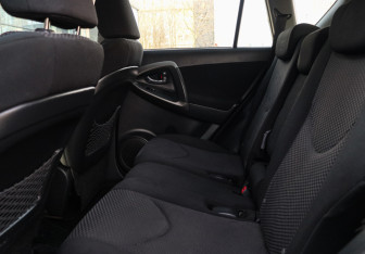 Подержанный автомобиль Toyota RAV4 2010 года (8 фото)