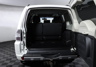 Подержанный автомобиль Mitsubishi Pajero 2021 года (10 фото)