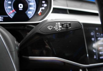 Подержанный автомобиль Audi A8 2022 года (22 фото)