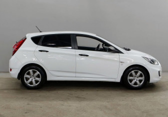 Подержанный автомобиль Hyundai Solaris Hatchback 2011 года (4 фото)