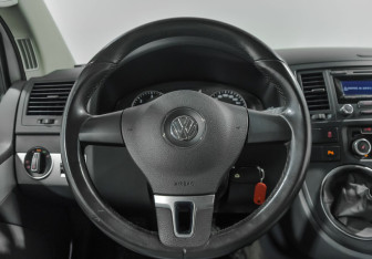 Подержанный автомобиль Volkswagen Multivan 2011 года (6 фото)