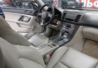 Подержанный автомобиль Subaru Legacy Sedan 2004 года (11 фото)