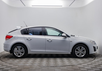 Подержанный автомобиль Chevrolet Cruze Hatchback 2013 года (6 фото)