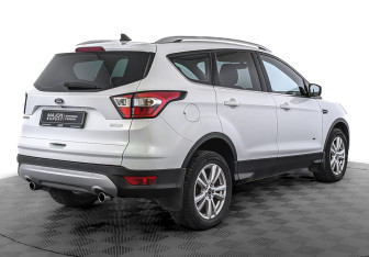 Подержанный автомобиль Ford Kuga 2018 года (5 фото)