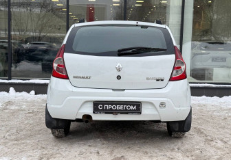 Подержанный автомобиль Renault Sandero 2013 года (7 фото)