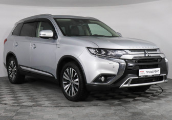 Подержанный автомобиль Mitsubishi Outlander 2019 года (3 фото)