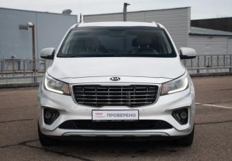 Подержанный автомобиль Kia Carnival 2020 года (2 фото)