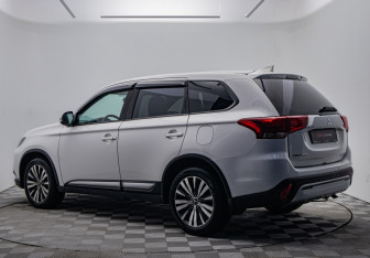 Подержанный автомобиль Mitsubishi Outlander 2021 года (3 фото)