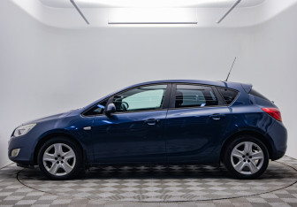 Подержанный автомобиль Opel Astra Hatchback 2011 года (2 фото)