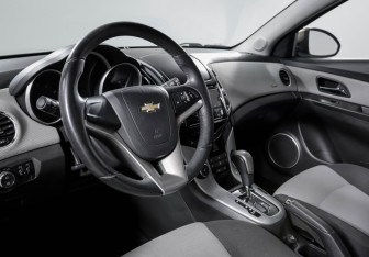 Подержанный автомобиль Chevrolet Cruze Hatchback 2013 года (14 фото)