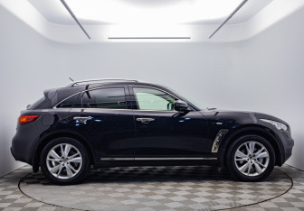 Подержанный автомобиль Infiniti QX70 2013 года (6 фото)