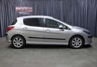 Подержанный автомобиль Peugeot 308 Hatchback 2009 года (4 фото)
