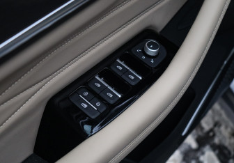 Подержанный автомобиль Geely Monjaro 2025 года (24 фото)