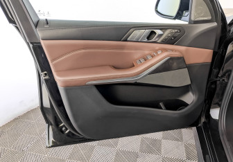 Подержанный автомобиль BMW X7 2021 года (19 фото)