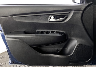 Подержанный автомобиль Kia Rio Hatchback 2021 года (18 фото)