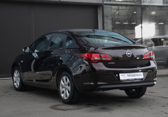 Подержанный автомобиль Opel Astra Sedan 2014 года (7 фото)