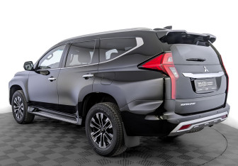 Подержанный автомобиль Mitsubishi Montero Sport 2023 года (7 фото)