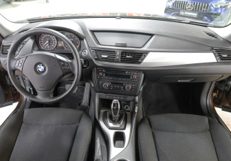 Подержанный автомобиль BMW X1 2014 года (14 фото)