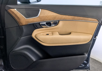 Подержанный автомобиль Volvo XC90 2018 года (24 фото)