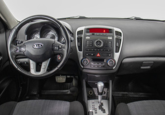 Подержанный автомобиль Kia Ceed Hatchback 2010 года (13 фото)