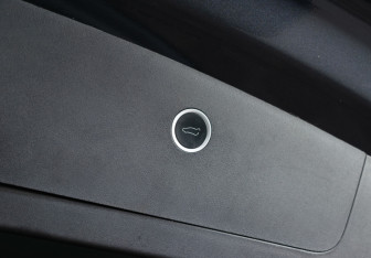 Подержанный автомобиль Tesla Model X 2018 года (10 фото)