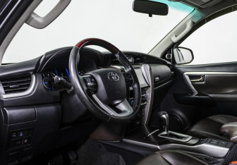 Подержанный автомобиль Toyota Fortuner 2017 года (10 фото)