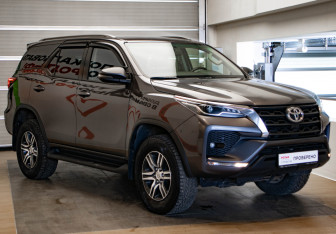 Подержанный автомобиль Toyota Fortuner 2021 года (3 фото)